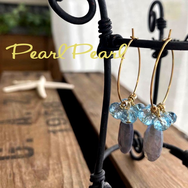 ブルートパーズとメタリックシルバームーンストーンのクールな大人ピアス