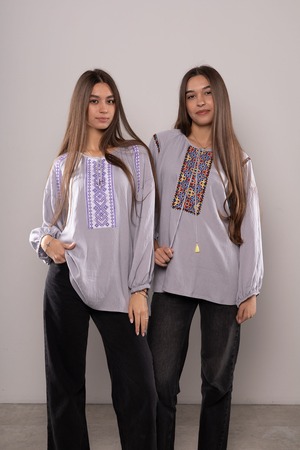 ウクライナ刺繍ヴィシヴァンカ クロスステッチ　手刺繍　ブラウス　麻　レディース・フリーサイズ