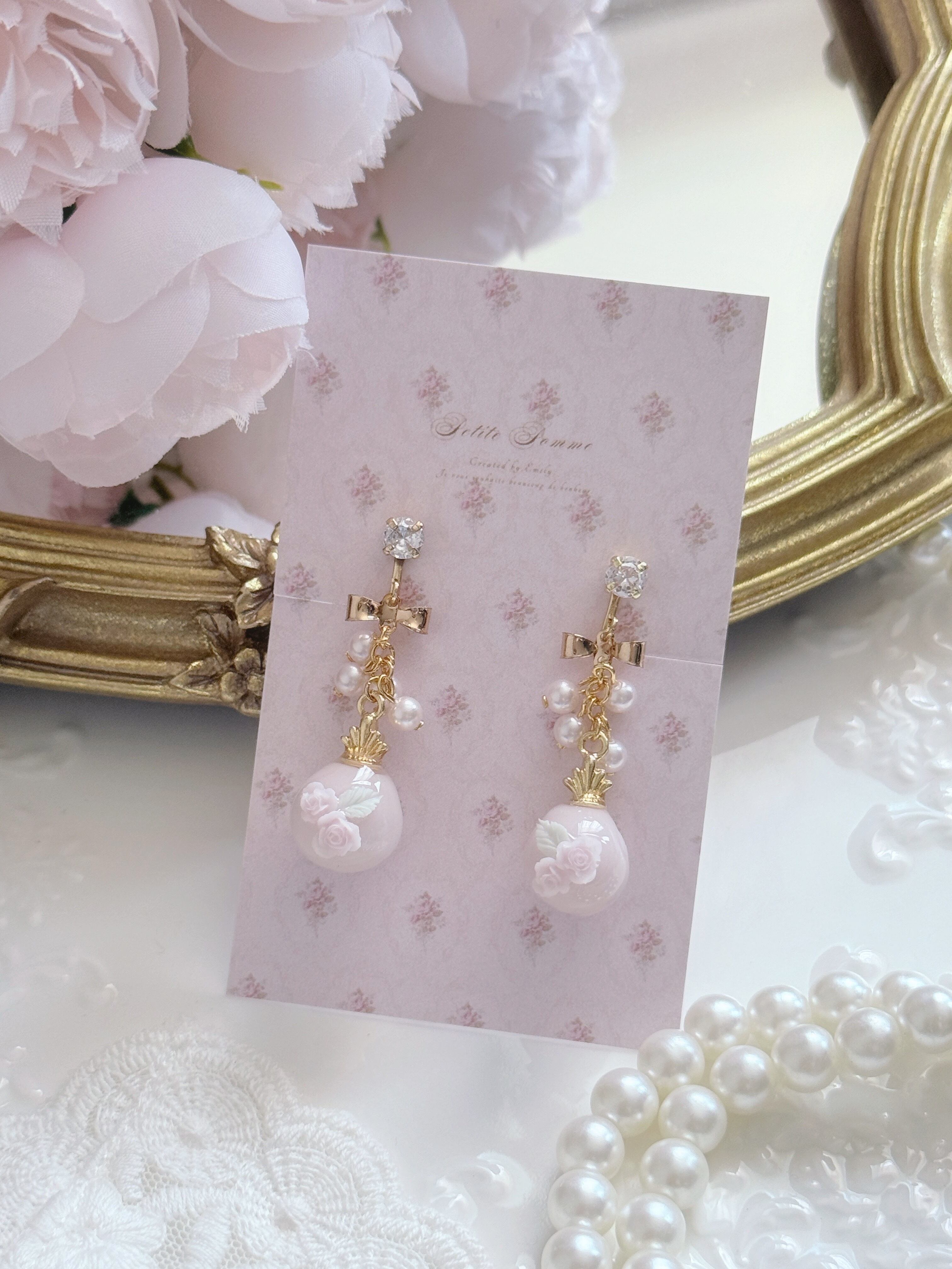 ミニリボンとパステルピンクいちごのローズビジューピアス/イヤリング ミニリボンとパステルピンクいちごのローズビジューピアス/イヤリング