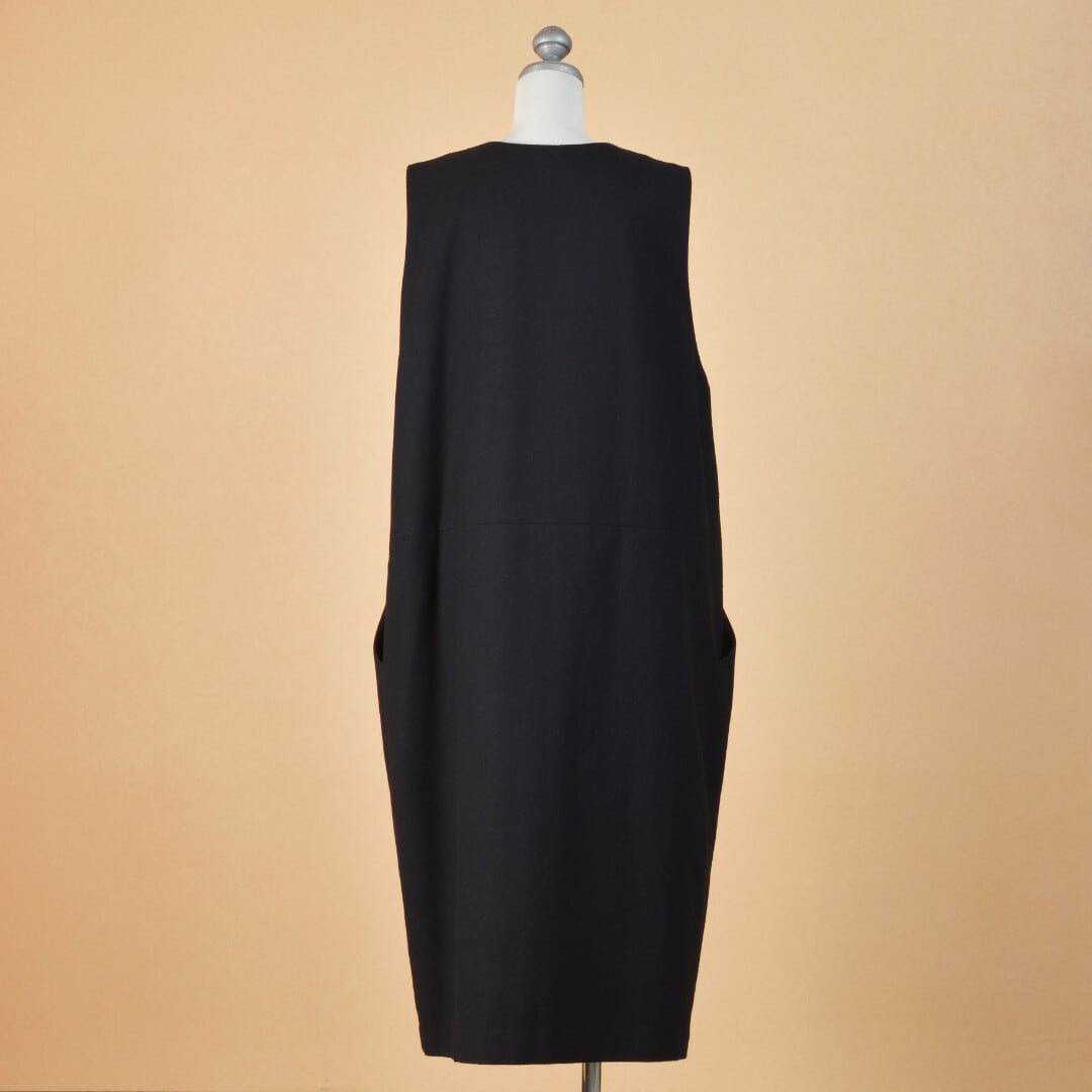 atelier naruse アトリエナルセ コットンウールヘリンボーン・ジャンパースカート・ブラック 人気のアイテムがリデザインされて秋冬仕様で発売になりました。