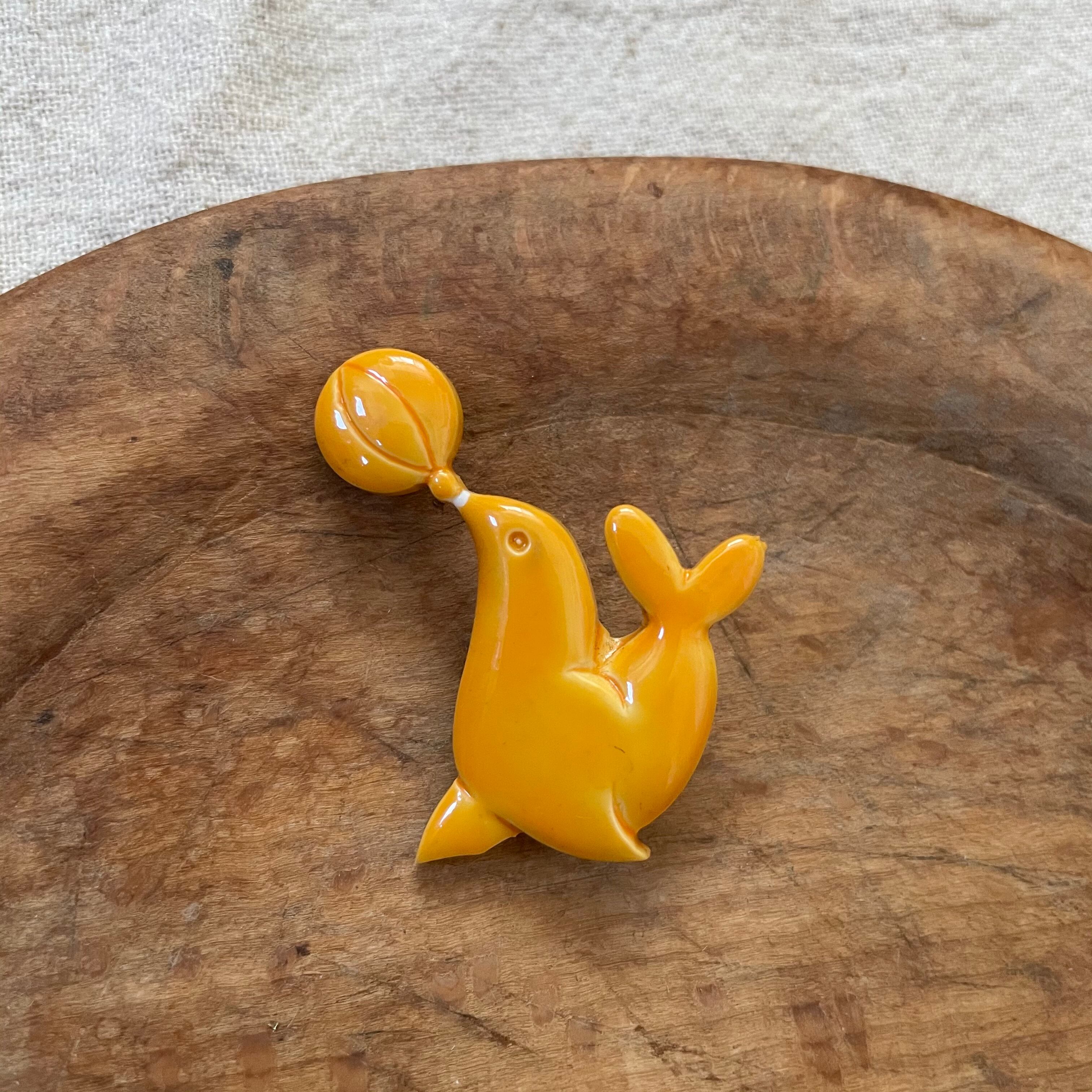 アシカショーブローチ