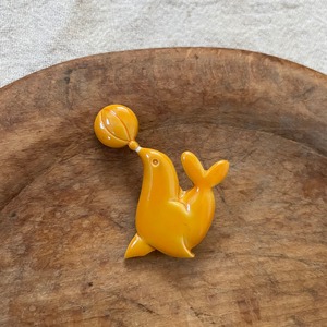 アシカショーブローチ