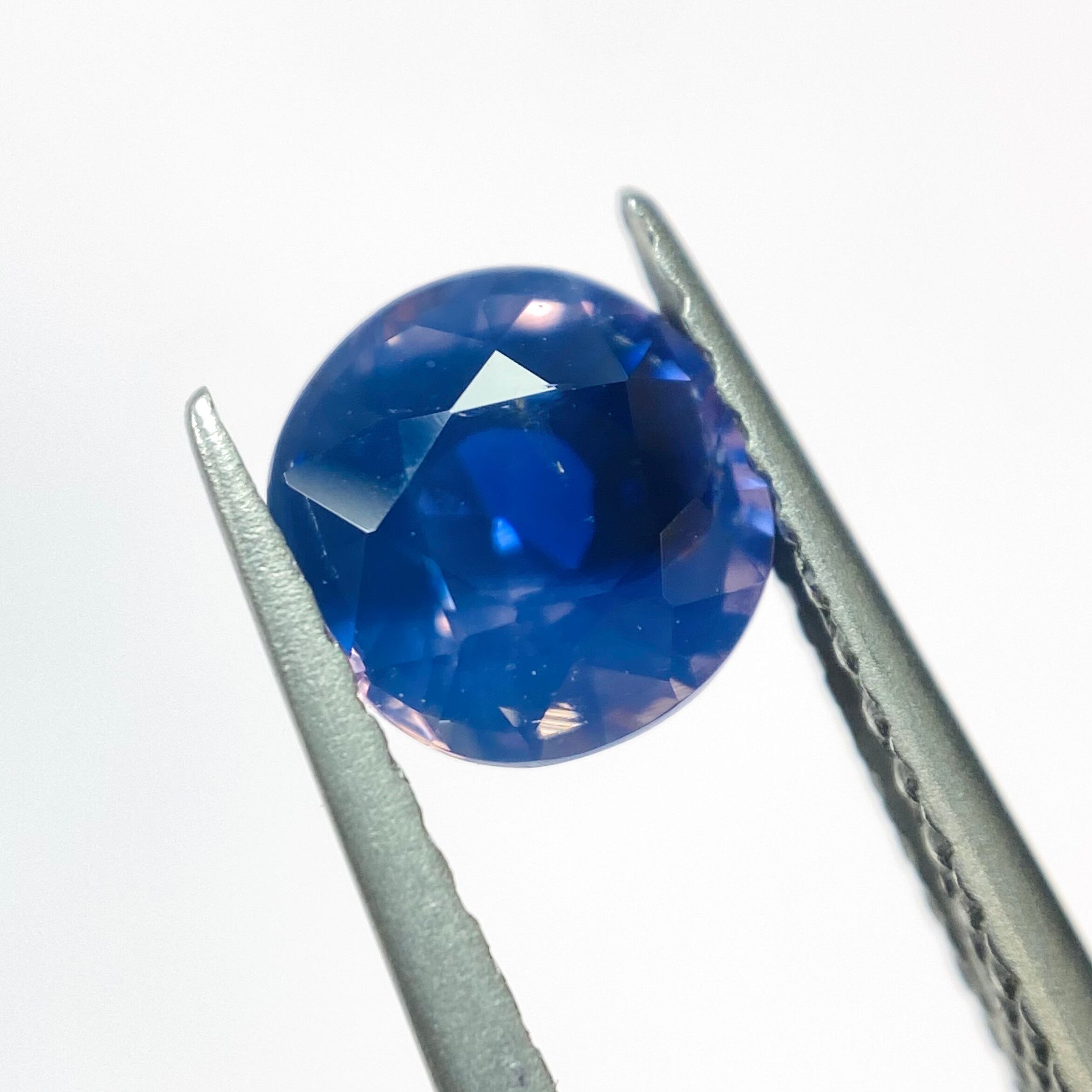 幻想的なシルキーブルーサファイア