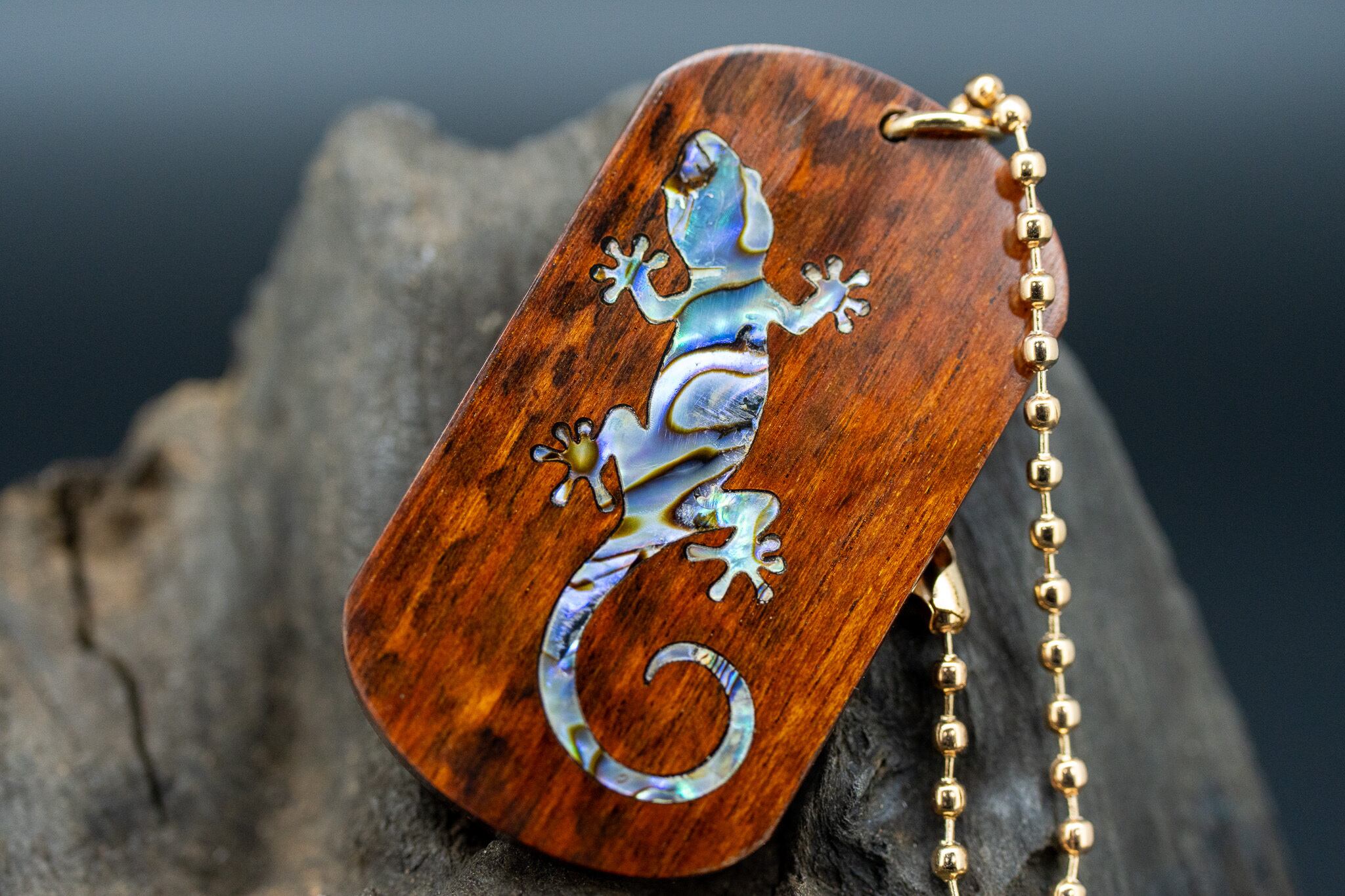 【 木のダイヤモンド 】 スネークウッド ドッグタグ 象嵌 木登りトカゲ