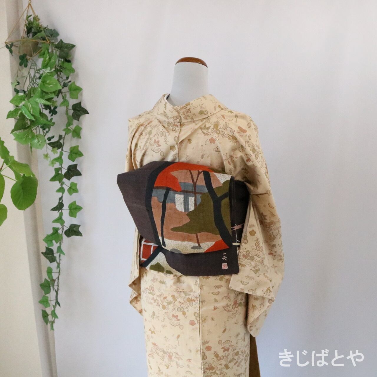 七緒 掲載商品】正絹紬 尾花色に宝づくしの総柄小紋 袷 | きじばとや