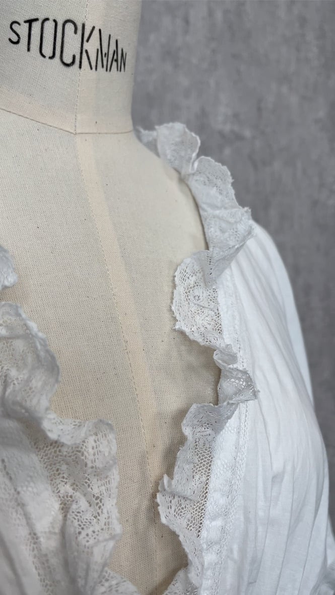 1900年代初頭 フランス すべて手縫いで仕上げられた、深いVネックの