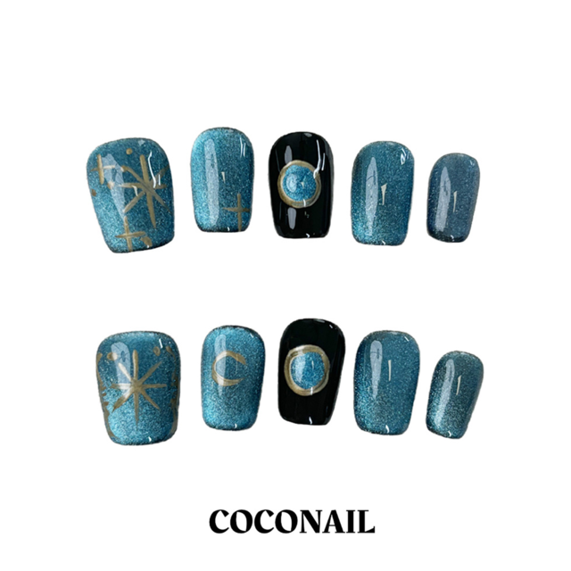 100%ハンドメイド「ブルー＆ブラックと手書きのきらきらマグネットネイル」