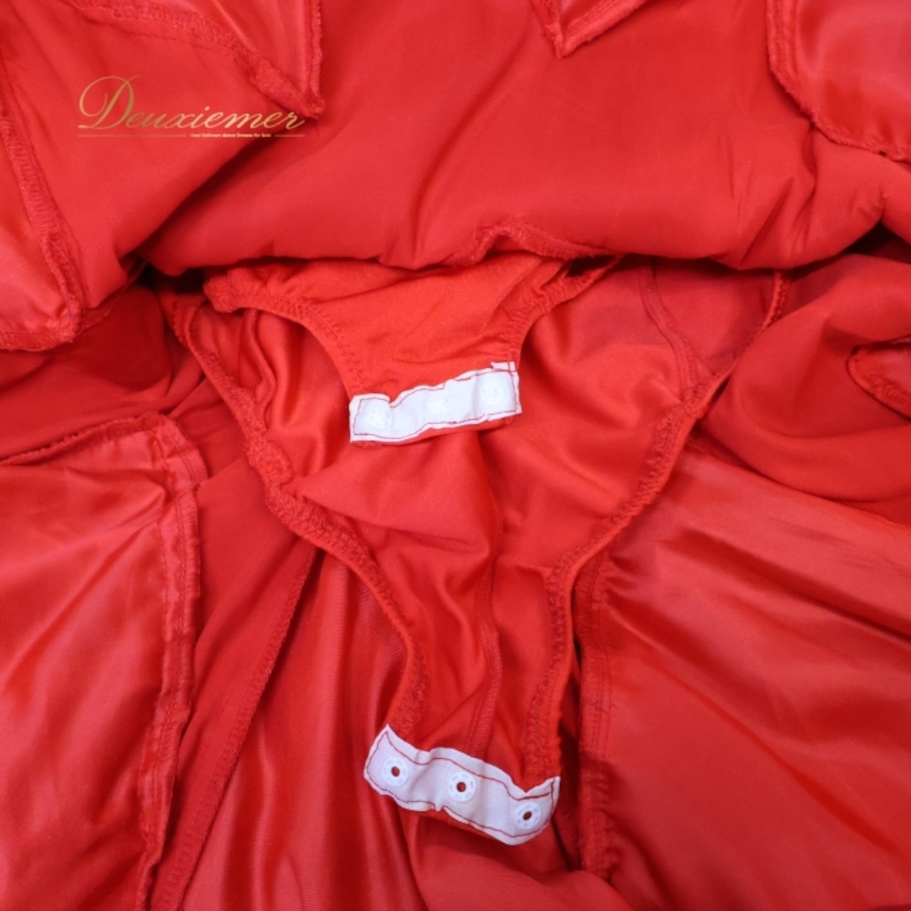 社交ダンス 衣装 スタンダードドレス ドレス ワンピース 赤 フリル レース デモ 競技 ダンス パーティ 発表会 豪華 華やか 真っ赤 上品 レッド系 フリルレース おしゃれ デザイン 競技用 衣装 女性用 パフォーマンス ステージ衣装 ステージパフォーマンス