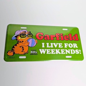 【 GARFIELD ( ガーフィールド ) 】CLASSIC 80s / “ I LIVE FOR WEEKENDS! ” / CM PLATE / CMプレート / ライセンスプレート 〚アメリカン雑貨 アメトイ〛