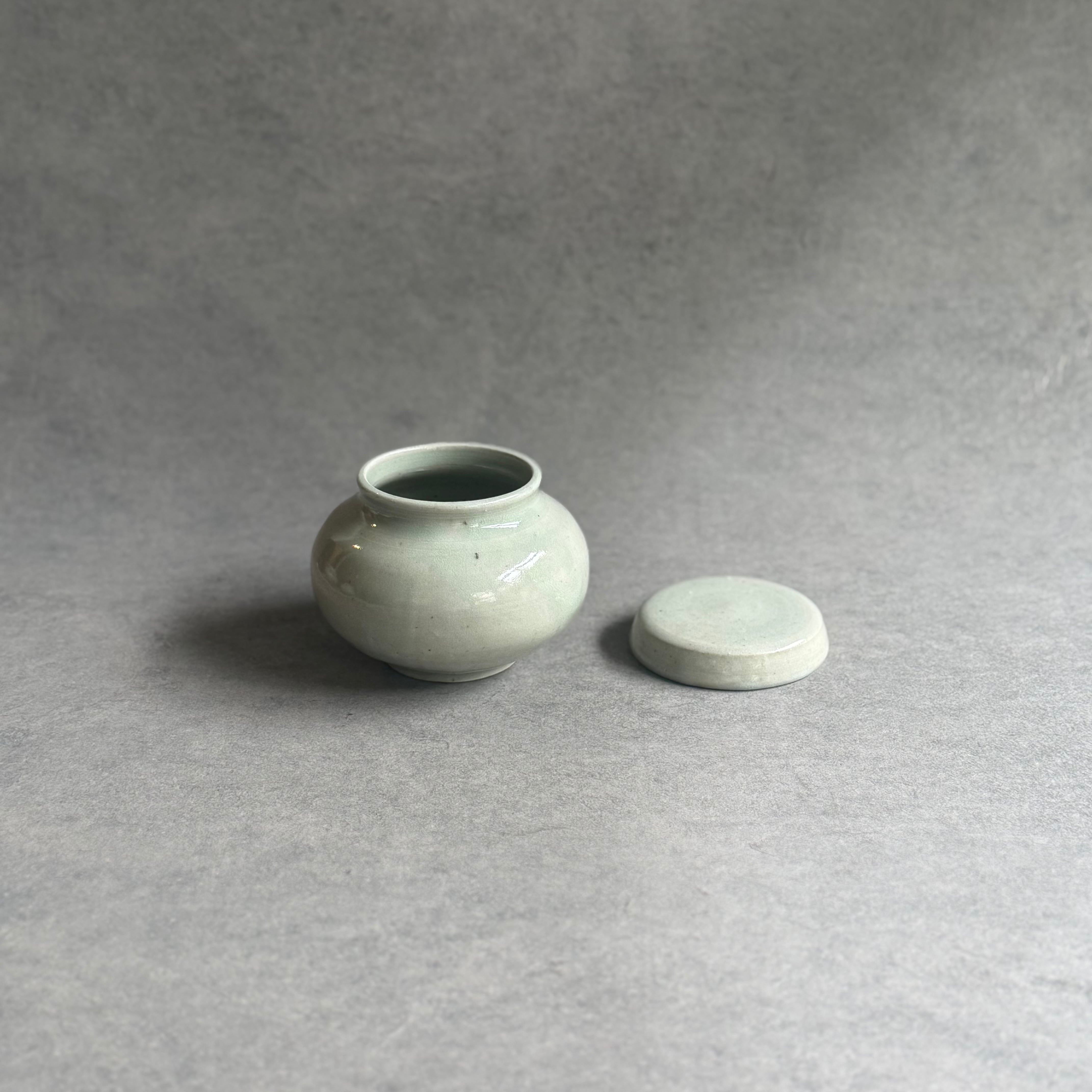 日高伸治 青白磁蓋付薬壺 中 | gallery 一白