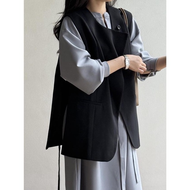 collarless side-slit tail-cut gilet