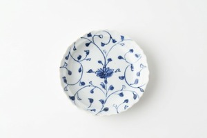 輪花小皿染付万暦／アリタポーセリンラボ