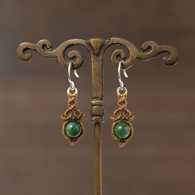 【限定】木の実のようなグリーンアベンチュリン６ミリ玉マクラメピアス（イヤリング）