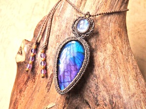 マルチカラーラブラドライト & ムーンストーン マクラメペンダント