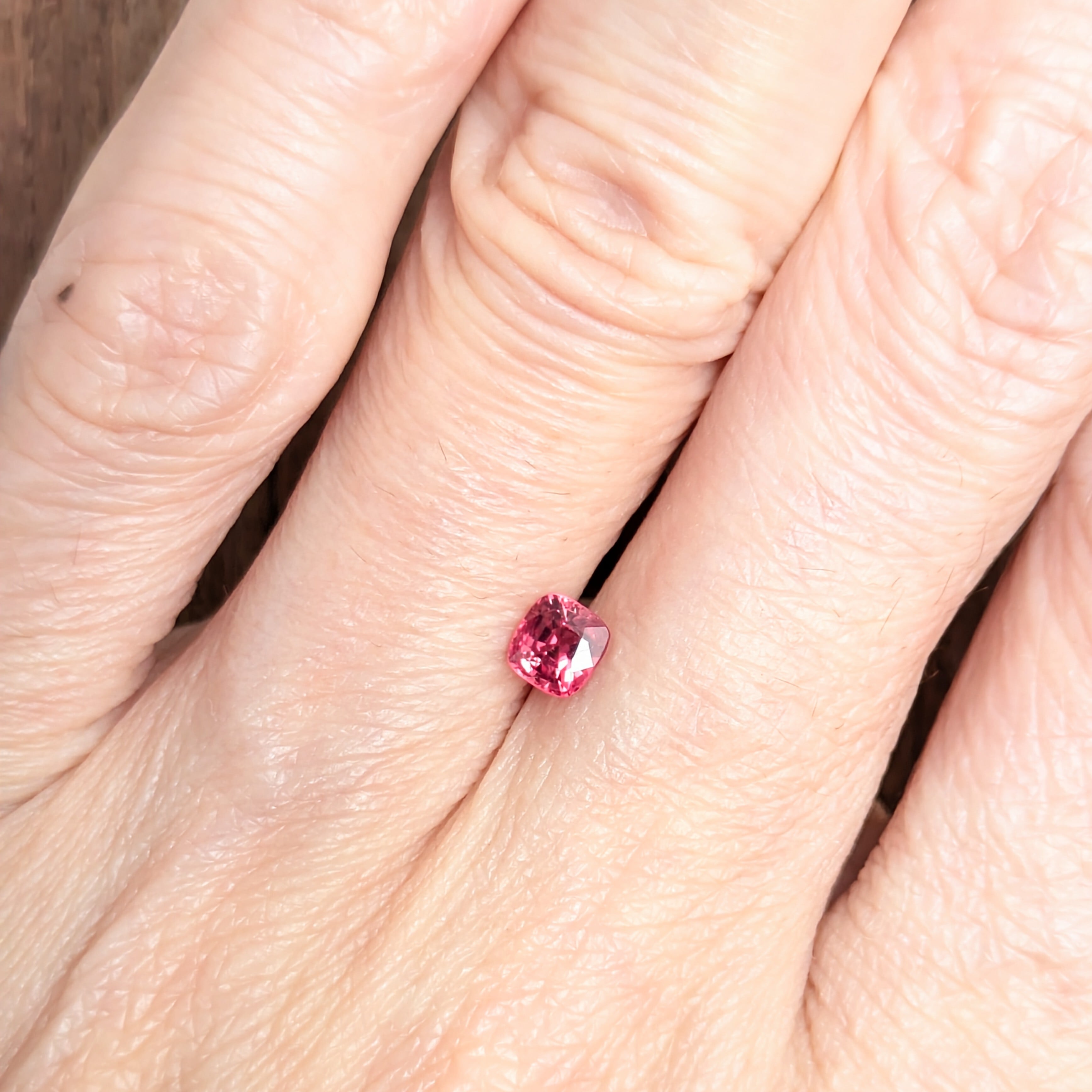 【ミャンマー(モゴック)産】ホットピンクスピネル ホットピンクスピネル ルース ミャンマー・モゴック産 【0.35ct