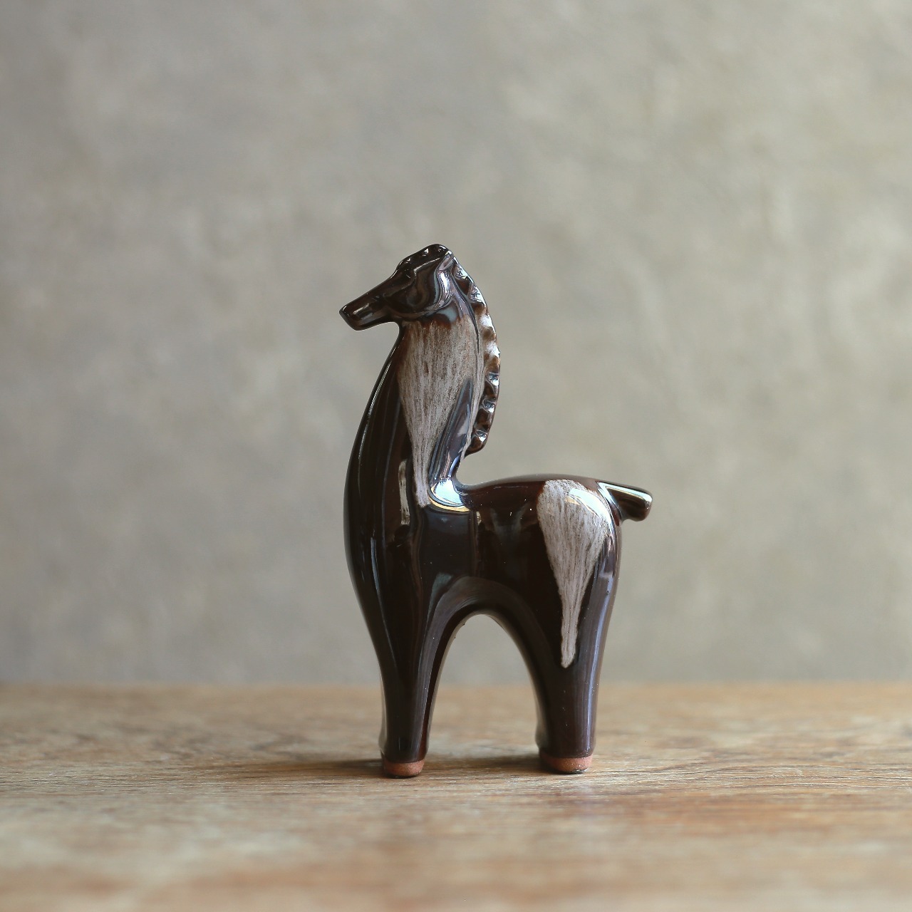 フォルムが美しい、艷やかな陶器の馬 4