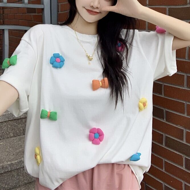 トップス レディース 2色 Tシャツ 半袖 ラウンドネック ストレート リボン かわいい 大人可愛い シンプル カジュアル おしゃれ おとな こなれ感 ラフ ラブリー キュート ガーリー 個性的 抜け感 ポップ 花柄 フラワー 学生 通学 デート お出かけ 女子会 お泊まり 休日 運動 リゾート 海 プール 散歩 カフェ巡り 送料無料 フリーサイズ ゆったり ゆる ホワイト ピンク 夏 10代 20代 ママ 韓国系 着回し 普段使い 体型カバー 楽ちん ファッション コーデ スタイル モテ トレンド 流行