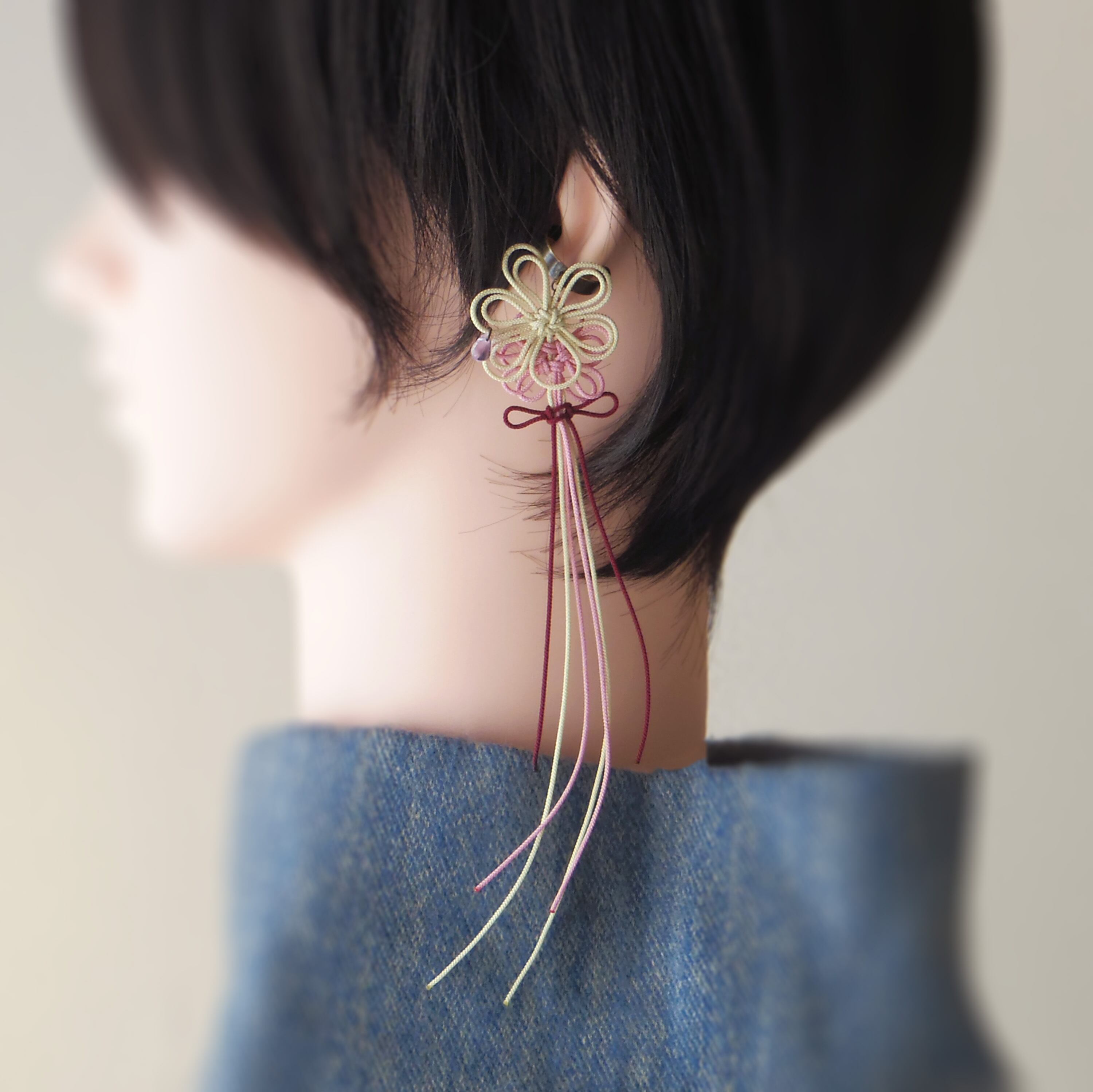 飾り結びかたっぽイヤーカフ「咲キ染ム陽ニ」(アイボリー×淡ピンク×臙脂)【軽量和風】浴衣・着物・日常使いに。