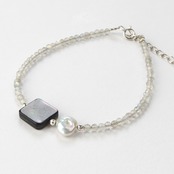 虹色の遊色効果が素敵！ ラブラドライト & パール & シェル シルバーブレスレット br1009