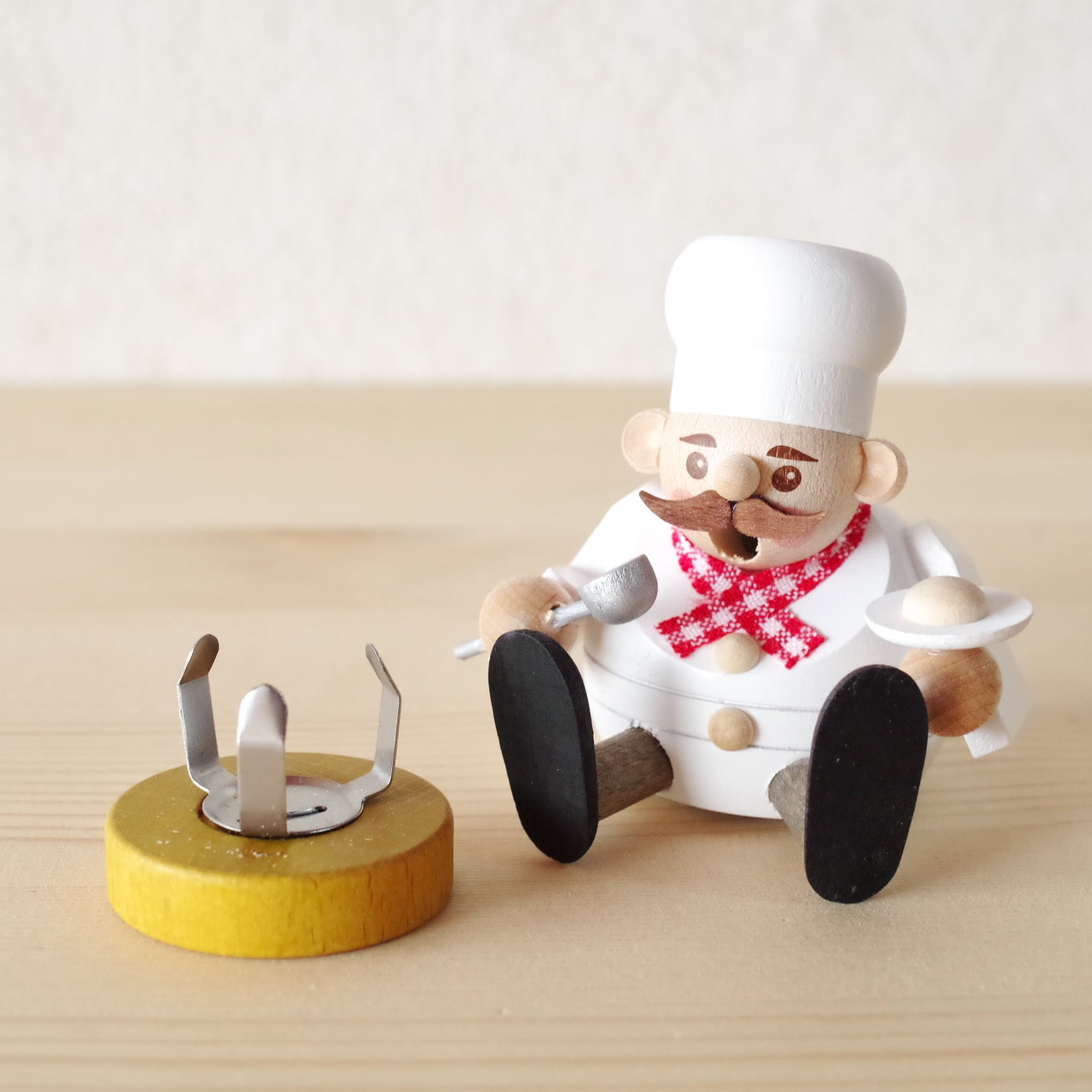 ミニ煙り出し人形 お座りコック | 木のおもちゃ専門店 おもちゃ箱