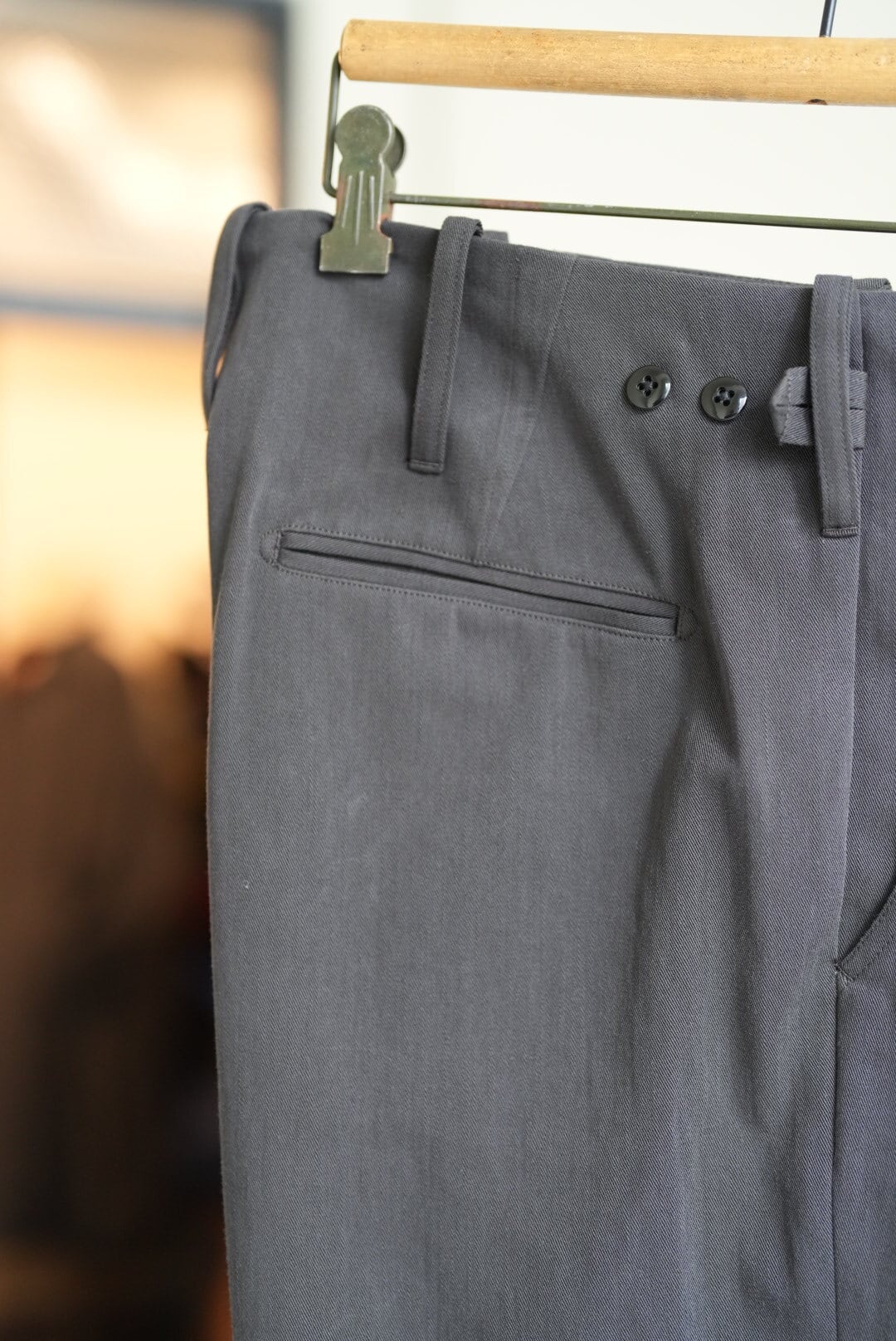 MAATEE&SONS CHINO TROUSER -GRAYSHAMBRAY- | TOMMY'S KURAMAE