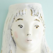 < 桂さえか > ピンクの服の女性花器 - 2