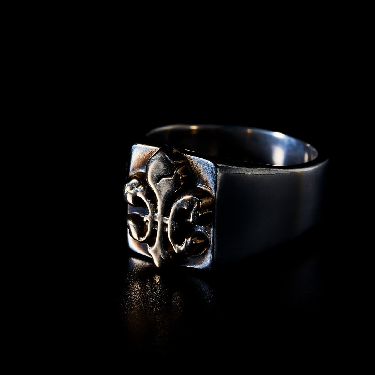 Fractured lily ink pad  ring