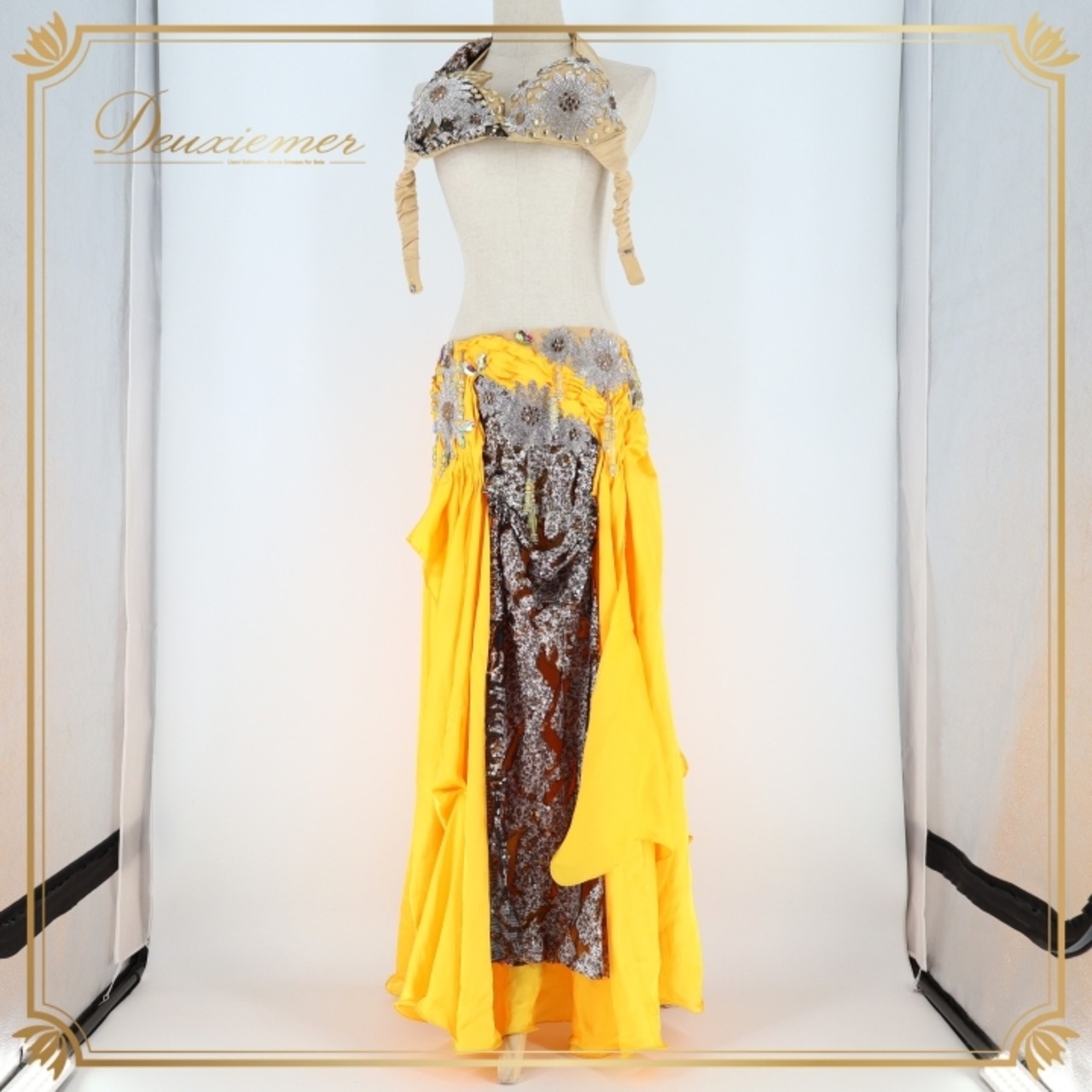 ベリーダンス オリエンタル 衣装 上下セット クイーン Queen イエロー系 トップス スカート 黄 黒 花 ラインストーン スパンコール 豪華 装飾 キラキラ ステージ イベント ダンス衣装 ブラック系