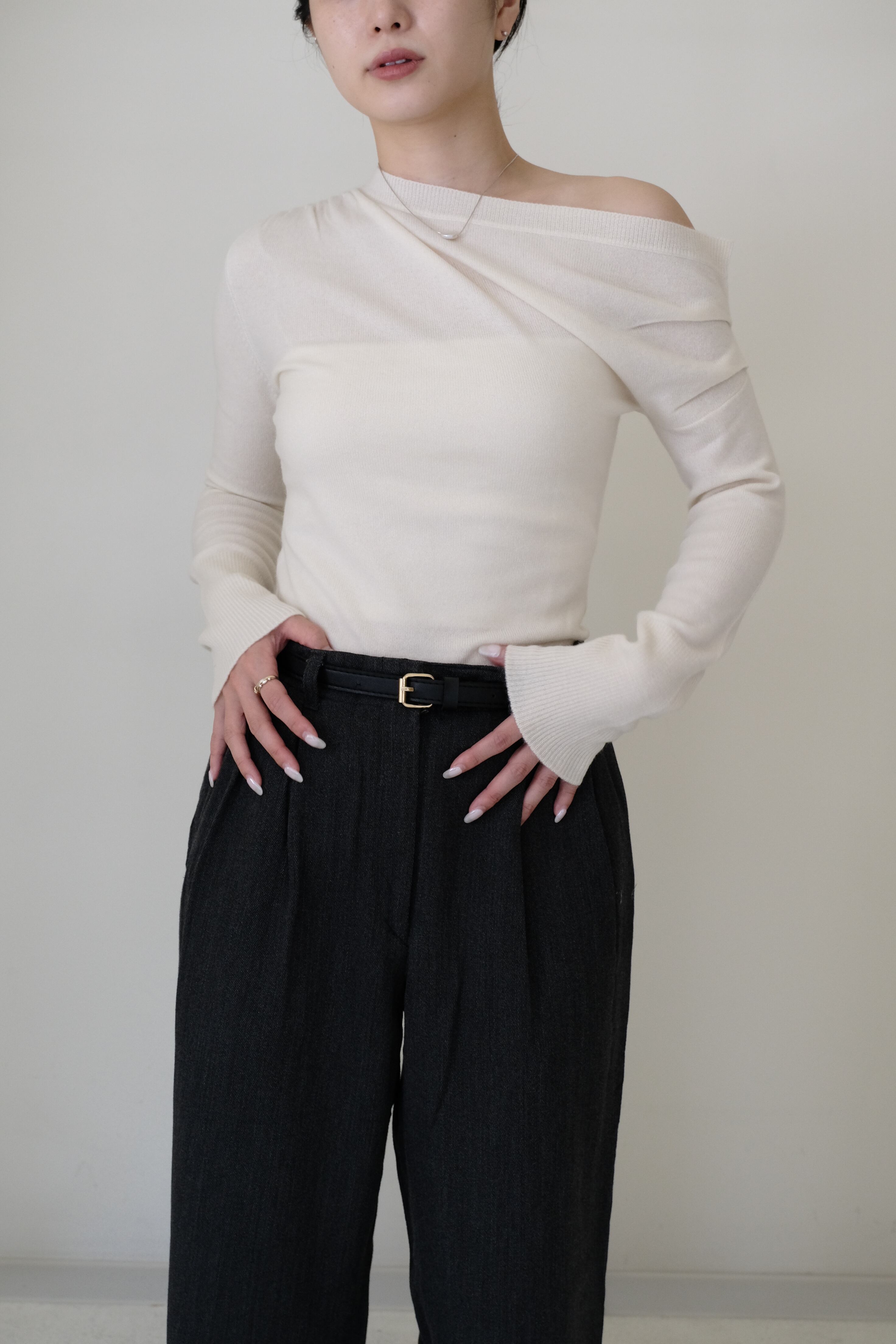 【 determ; 】Cashmere Asymmetrical Off-Shoulder Knit Top( white )