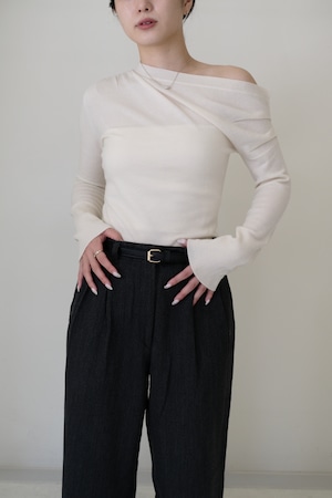 【 determ; 】Cashmere Asymmetrical Off-Shoulder Knit Top( white )