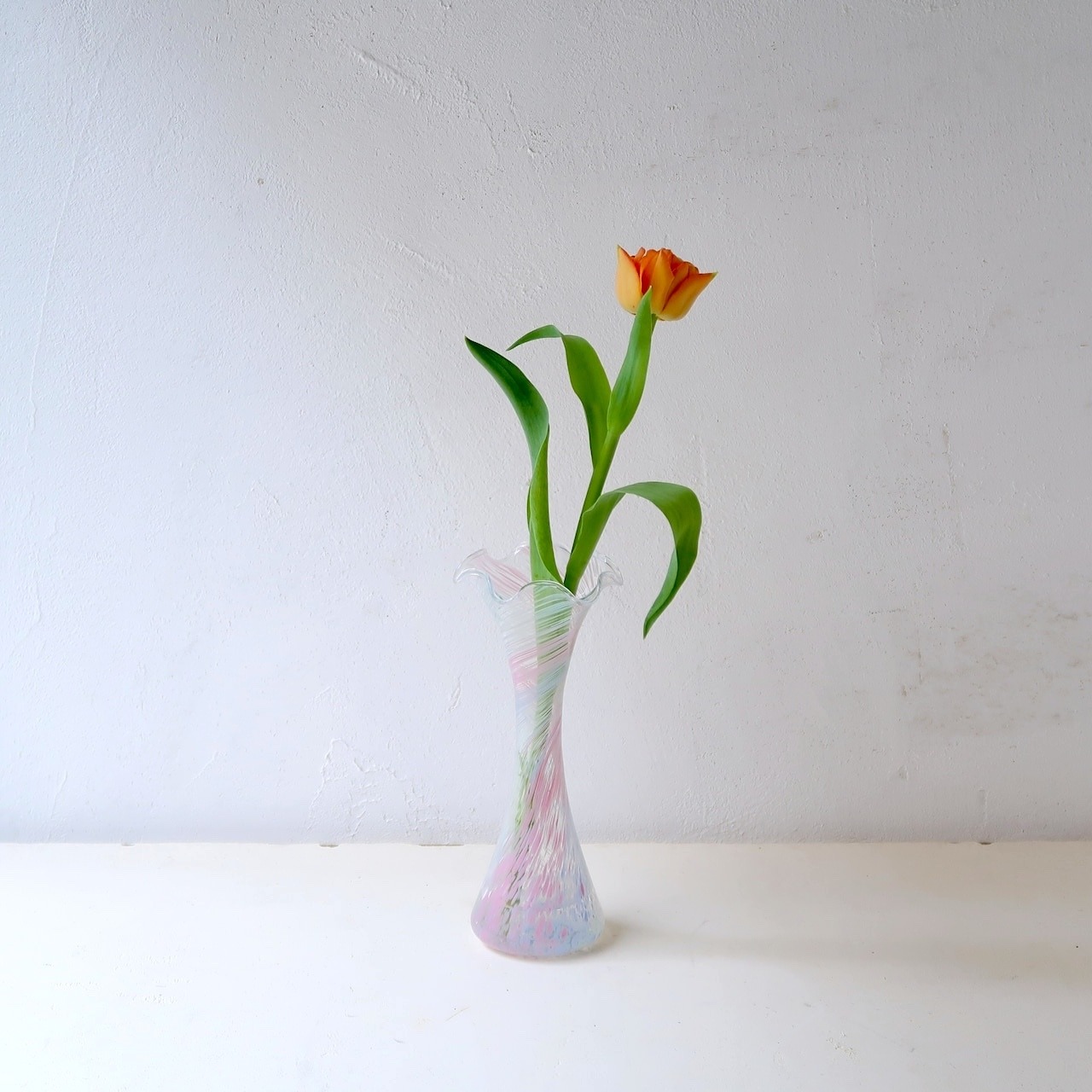 パステルブルーとピンクの花瓶