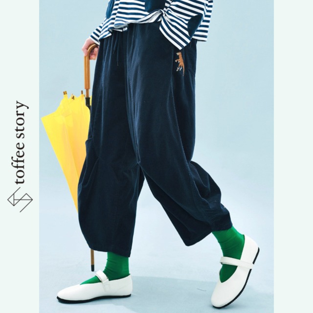 深藍コーデュロイと小さな猿の刺繍の秘密 《i0786》