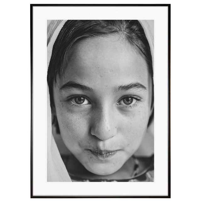 人物の写真 子供 女の子のクローズアップ インテリアモノクロアートポスター額装 AS2169