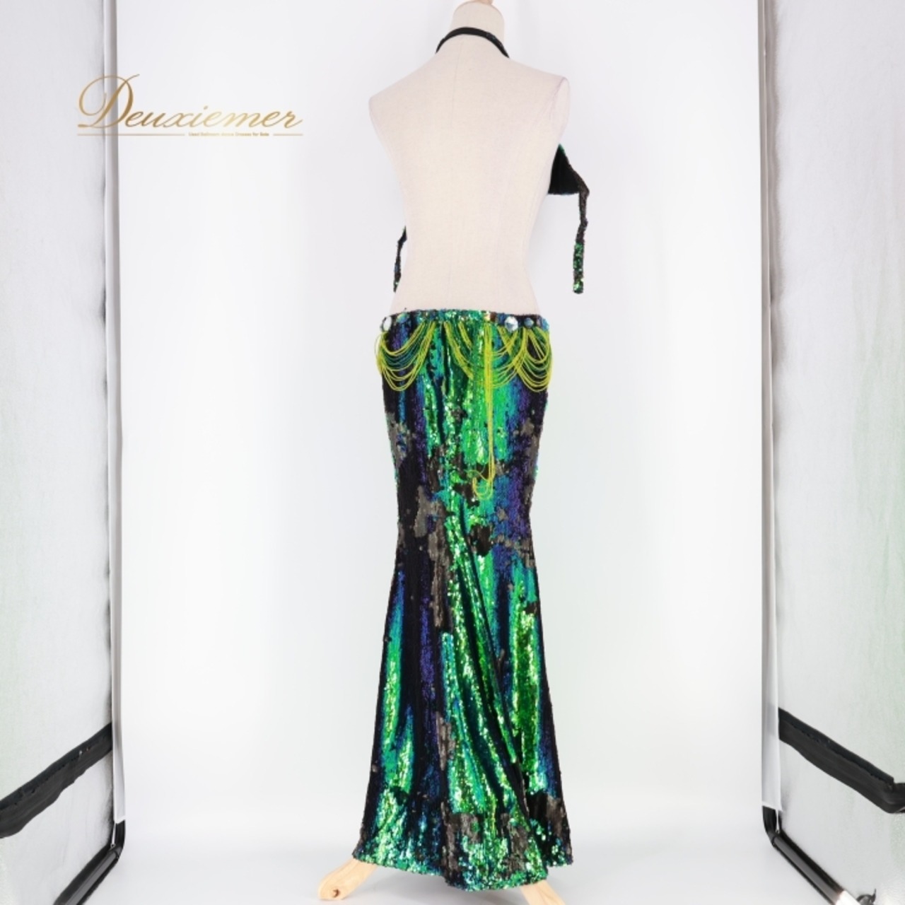 ベリーダンス オリエンタル 衣装 上下セット グリーン系 ベラ Bella スパンコール ラインストーン トップス  スカート チョーカー 腕飾り アーム飾り アーム 緑 キラキラ 煌びやか 華やか ビーズ ダンス衣装 ステージ イベント スリット