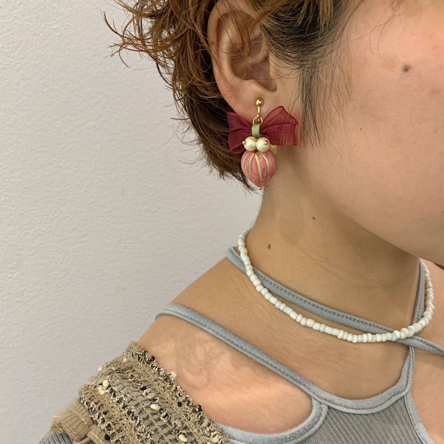 赤いリボンとハートビーズの〈ピアス/イヤリング〉 | Dua-アクセサリー