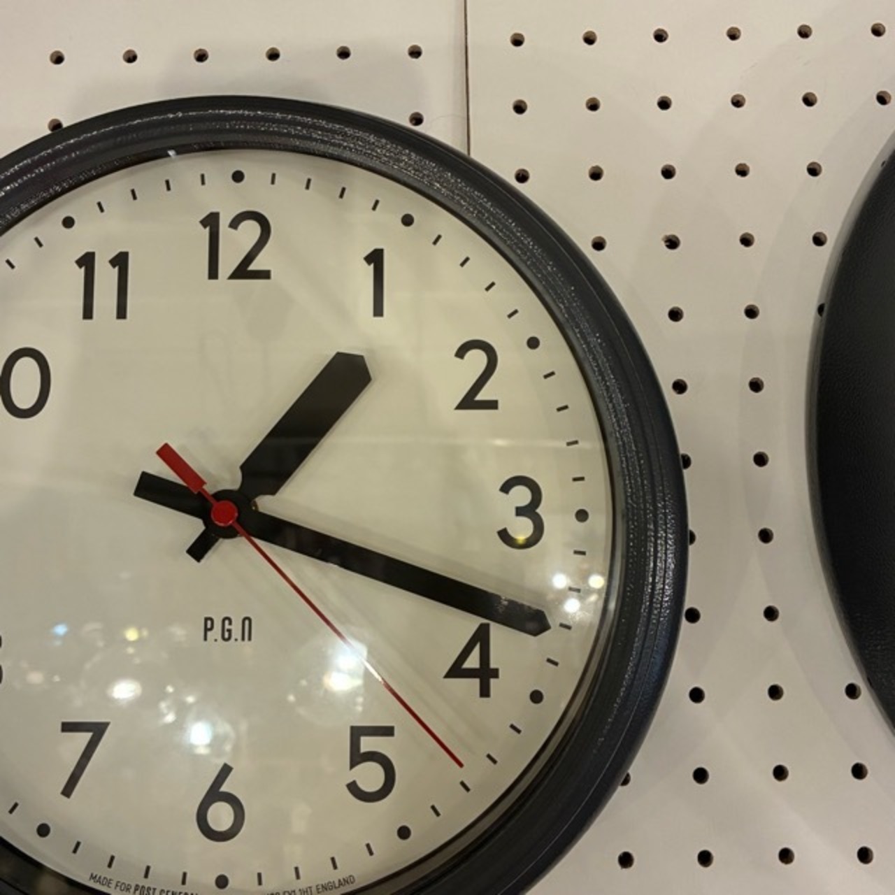 Schoolhouse Wall Clock　スクールハウス ウォールクロック S　全2色　ブラック　グレー　掛け時計　ハンマートン塗装　シンプル　スイープムーブメント