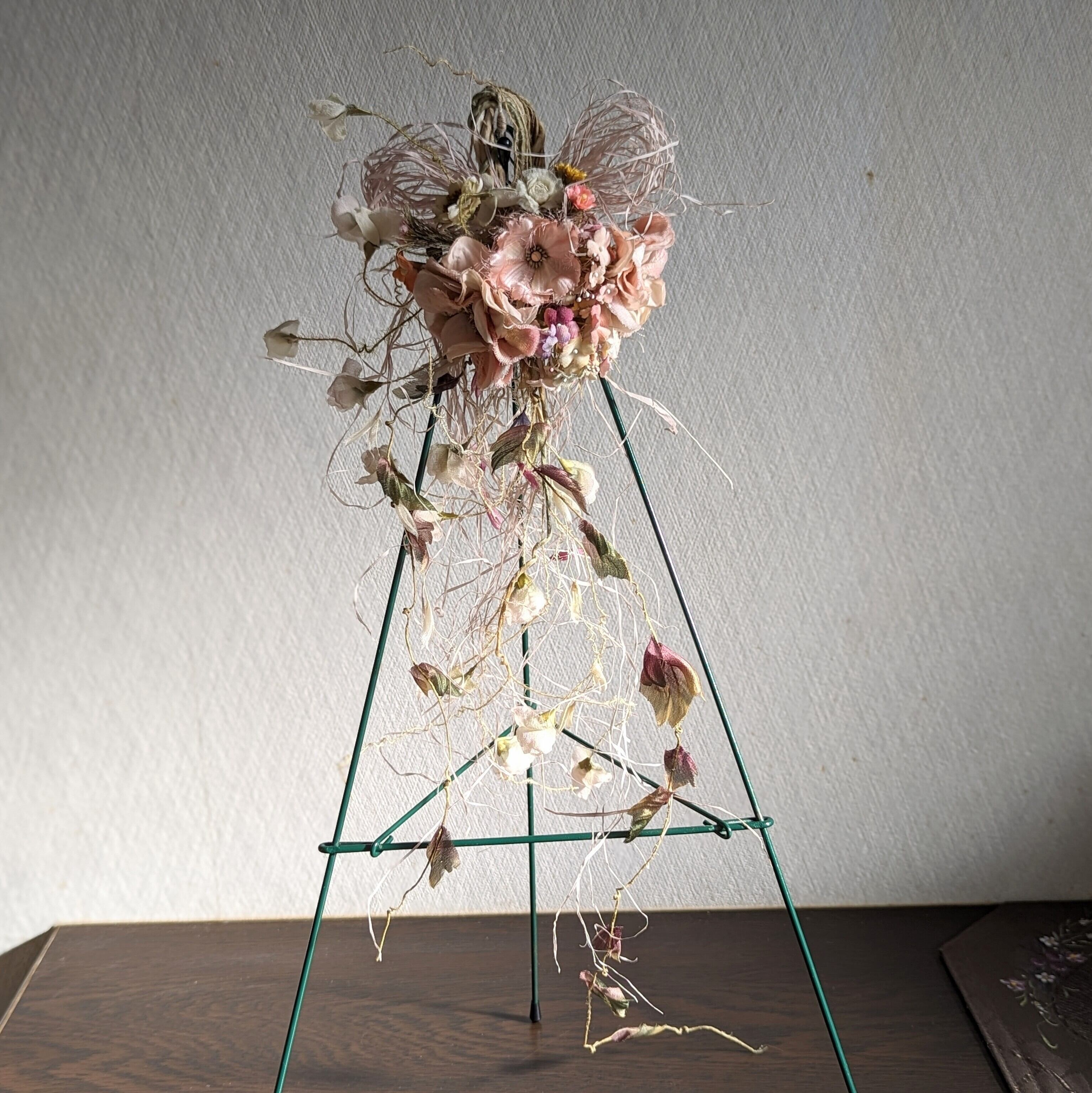 天然かずらのリースとアートフラワー(布花)