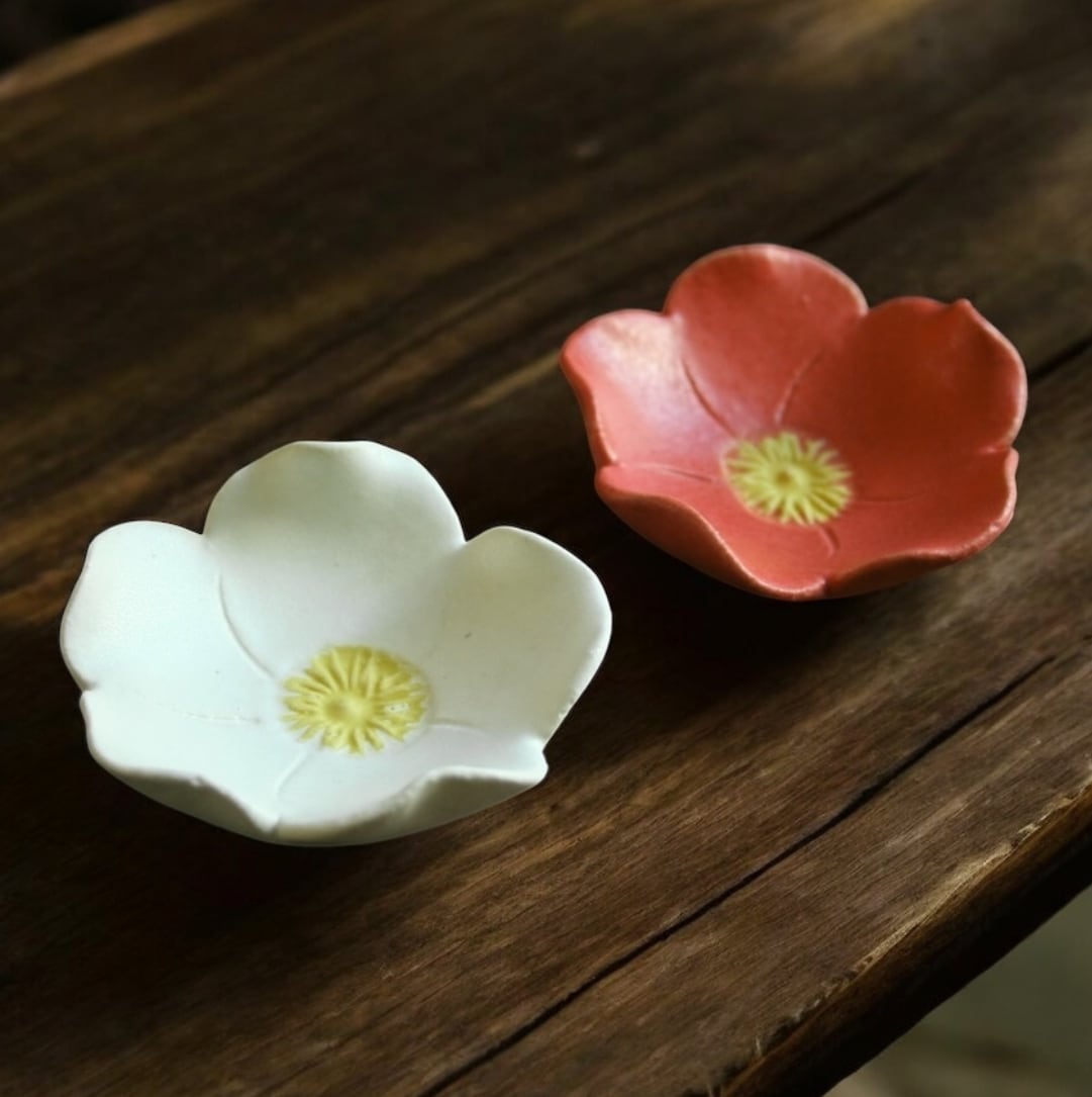 再入荷】花豆皿(幅7cm) 椿 白 | TSUNE;田中恒子の器 オンラインストア