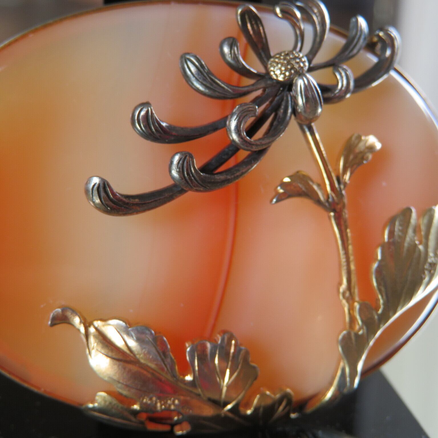 アンティーク　瑪瑙の月に立ち菊の帯留め