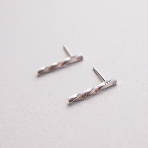 [silver950][ピアス]ツイストバーのシンプルラインピアス