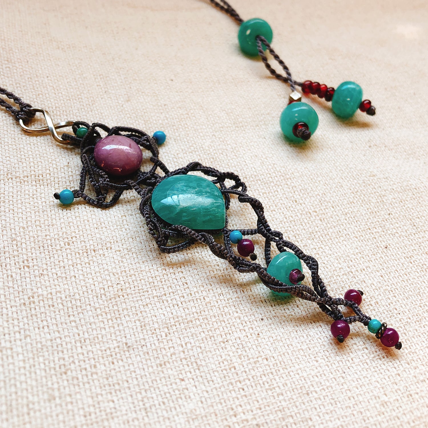 スタールビーのマクラメネックレス スタールビー×ターコイズ×アマゾナイト×ガーネット×シルバーのマクラメ