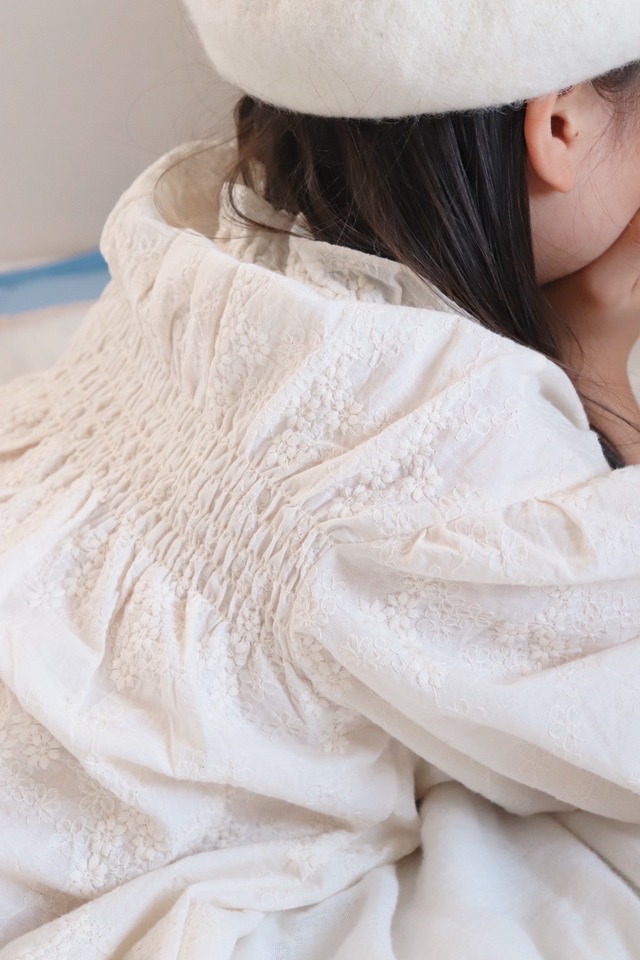 【取寄】たっぷりギャザーのガーリーなスカラップ刺繍ブラウス