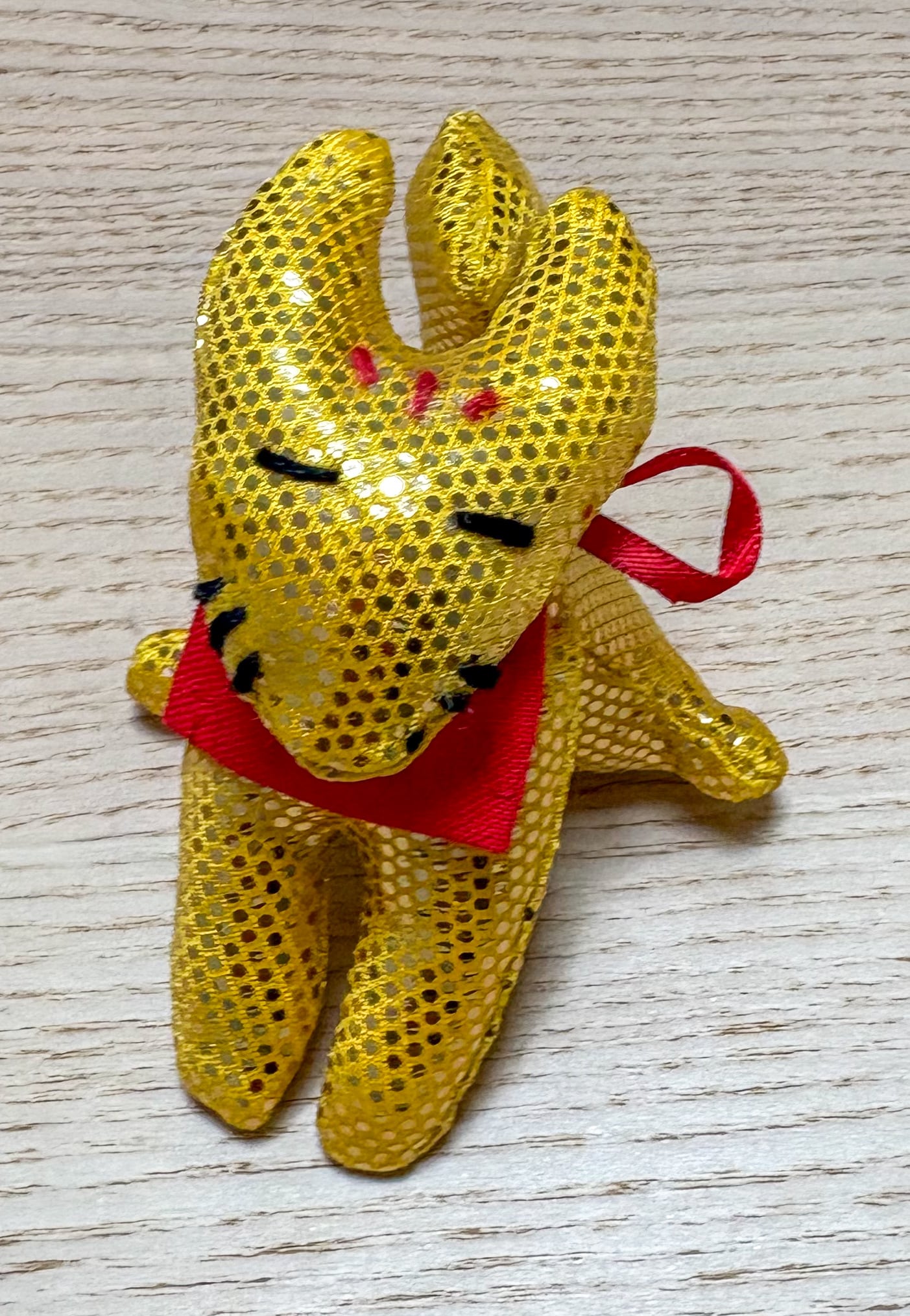 黄金のお稲荷さまのぬいぐるみ