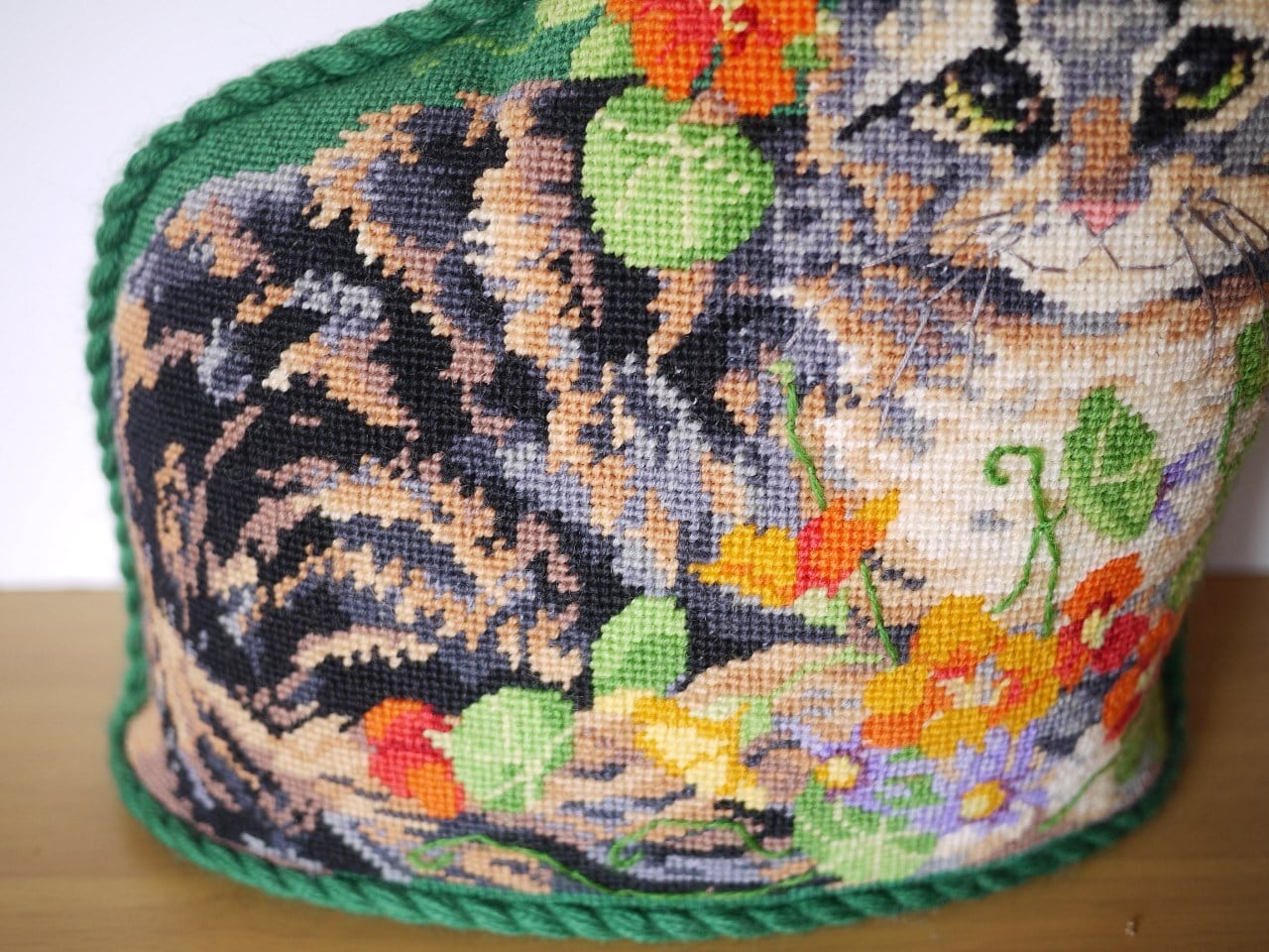 スミレ　花柄刺繍クッション　ニードルポイントクッション スミレ 花柄刺繍クッション ニードルポイントクッション フランス