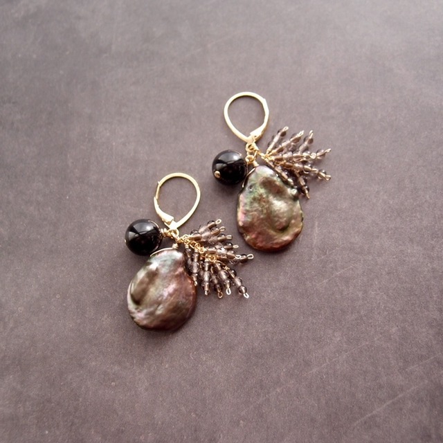 Petal Pearl × Smoky Quartz Earrings／ぺタルパール × スモーキークォーツ フレンチピアス