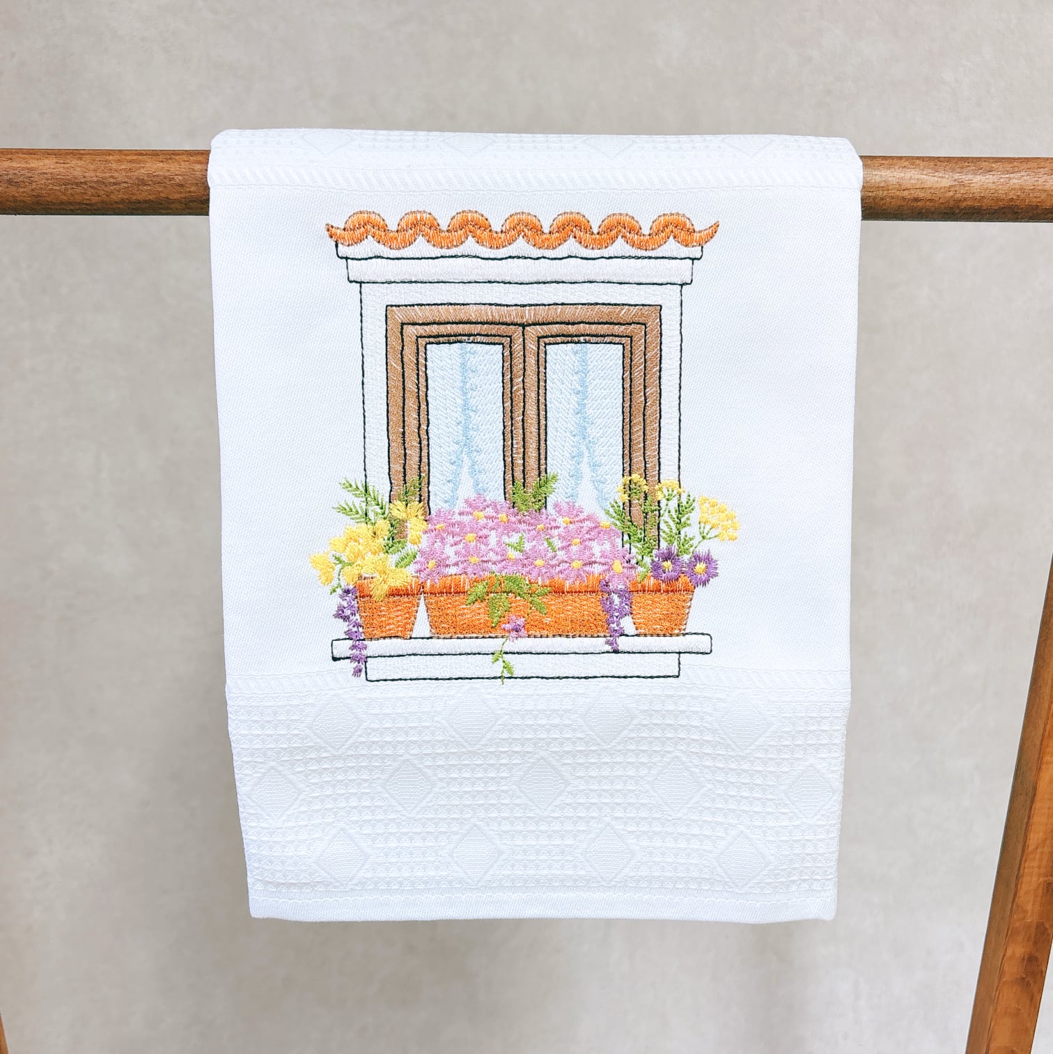 【刺繍のファブリック|ピンクの花と窓辺】キッチン・テーブルクロス、ランチョンマット、布巾