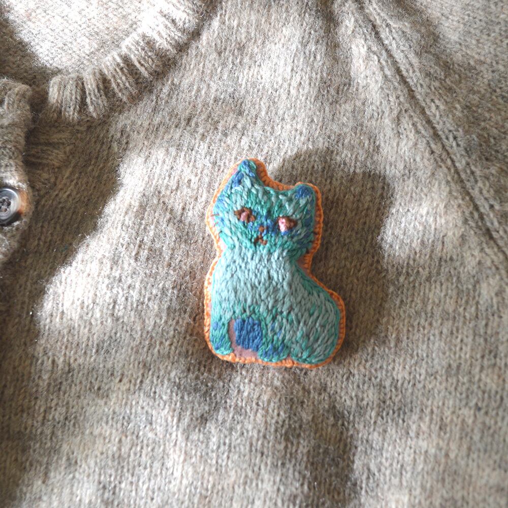 「ねこ」刺繍ブローチ:刺繍の森