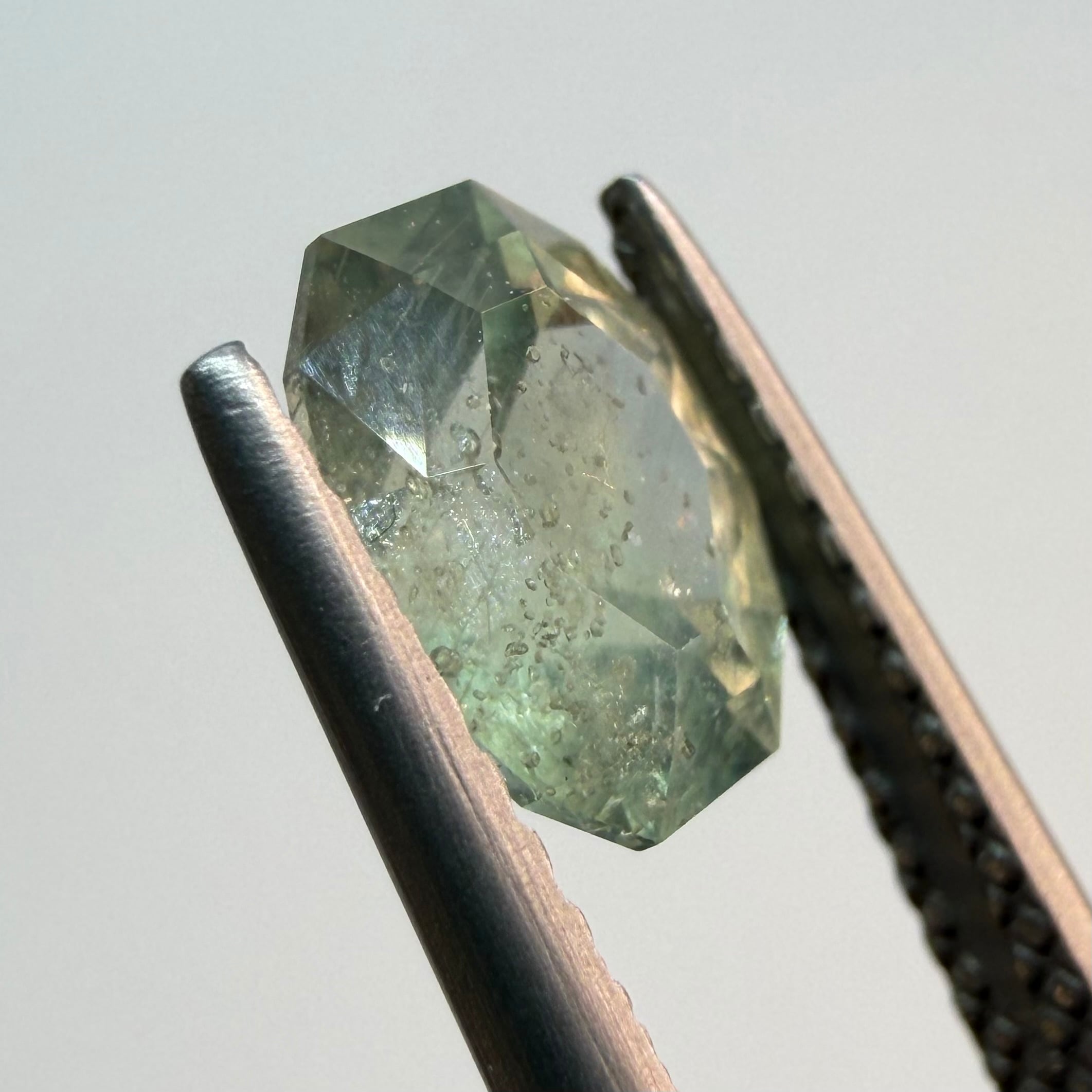 ラムネのようなレトロなサファイア