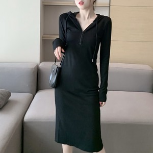 【送料無料】 ワンピース パーカーワンピース パーカー フーディー フード付き ハーフジップ 膝丈 ひざ丈 膝下 長袖 ハイウエスト タイト iライン スリット バックスリット 無地 シンプル デイリー 普段着 カジュアル 大人 スポーティー ルームワンピ 体型カバー 着痩せ 細見え 春 秋 冬 20代 30代 40代 50代 ブラック 黒 ピンク