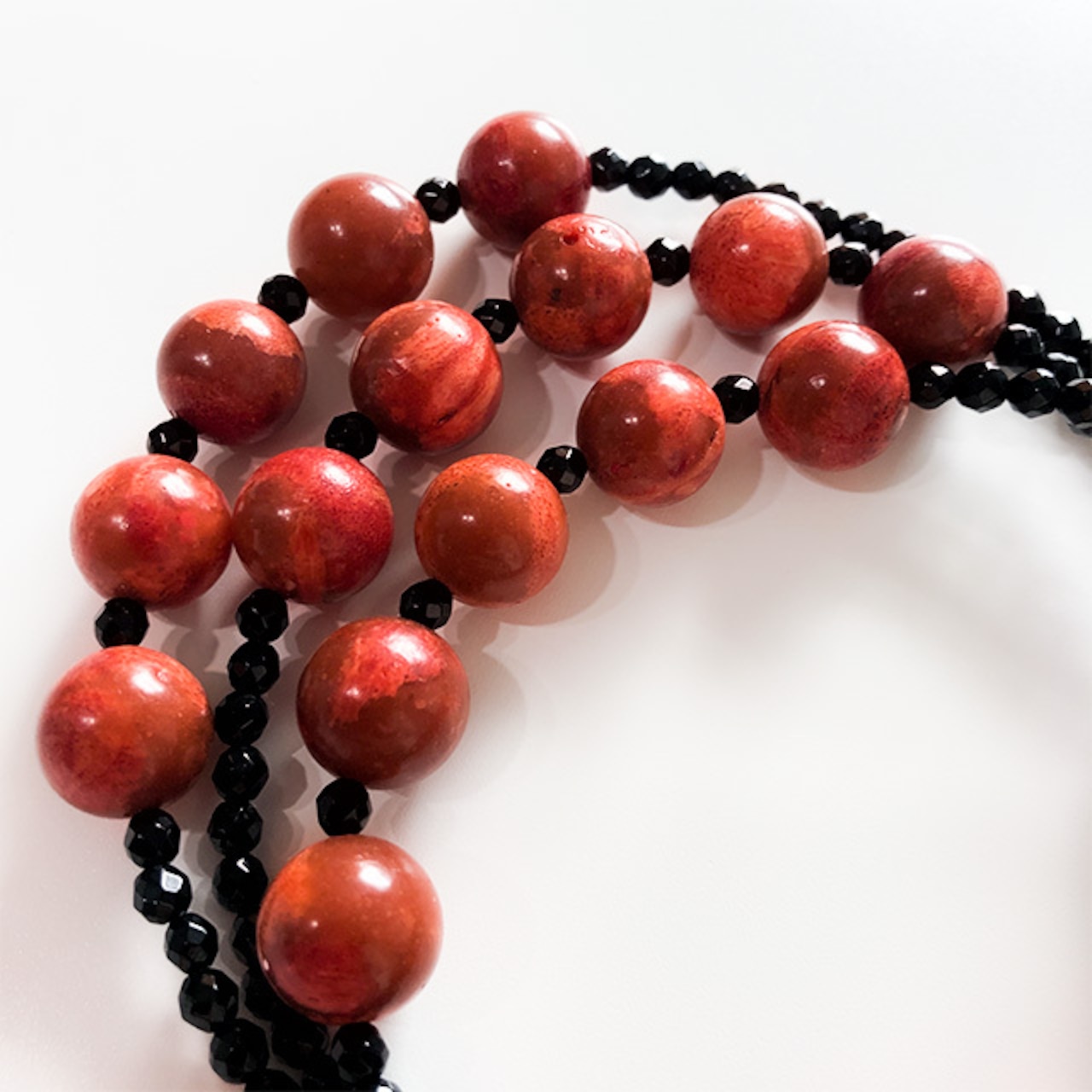 シンプルに楽しめるデザインネックレス！ アップル珊瑚 オニキス シンプルネックレス ne1098